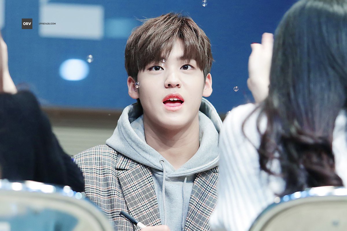 19980428_com's tweet photo. 180114 비눗방울 뇸뇸💦 #마이틴 #송유빈 https://t.co/AvYC5E7C88