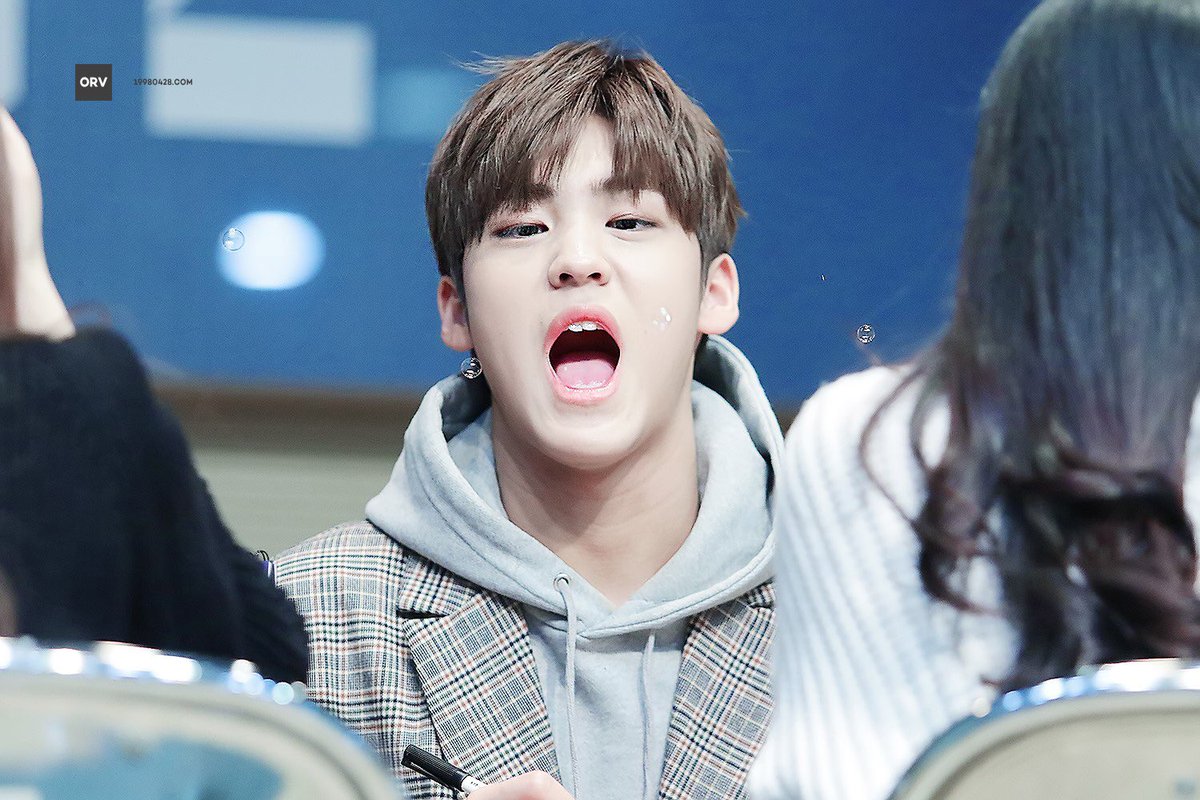 19980428_com's tweet photo. 180114 비눗방울 뇸뇸💦 #마이틴 #송유빈 https://t.co/AvYC5E7C88