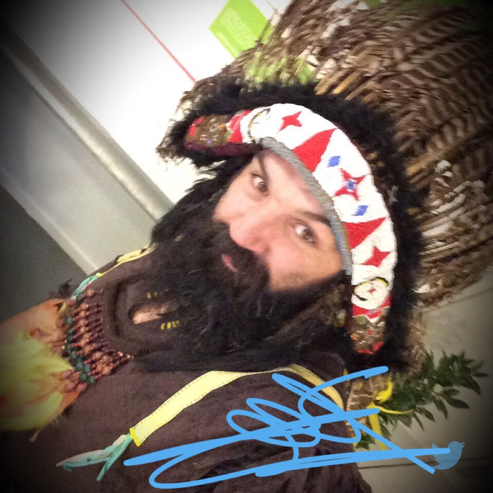 enfoires's tweet photo. Défi "Self'oiré" relevé pour @sebchabal dans les coulisses des #Enfoires2018 https://t.co/2llPPwAQEk