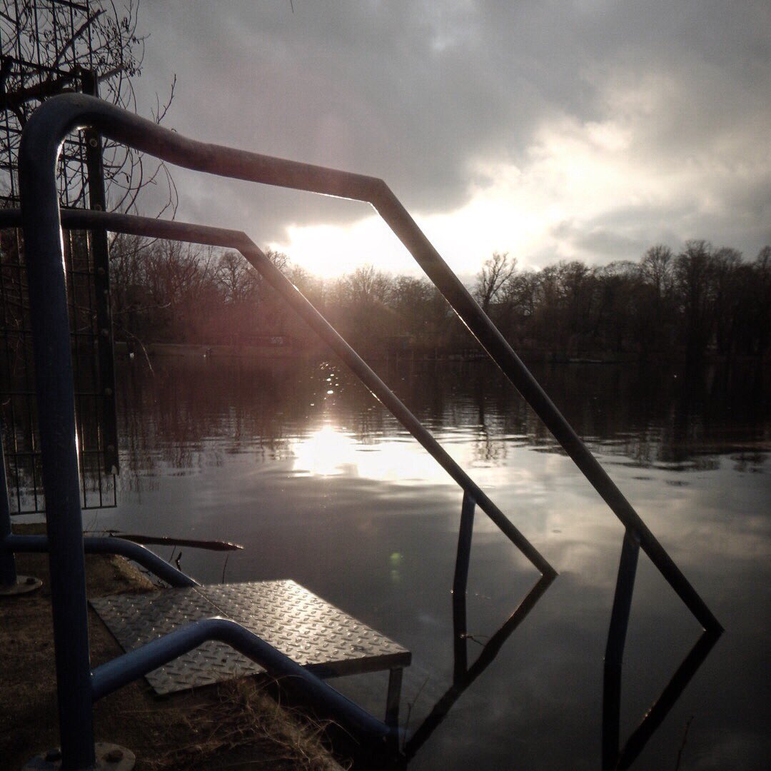 A chilly 1C swim in Berlin this afternoon. Even put the neoprene gloves on. #winter #wildswimming #outdoorswimming @JuInDevon <a href="/sophiepierce/">Sophie Pierce</a> <a href="/suzannaswims/">Suzanna Cruickshank</a> @LidoMeyer <a href="/LidoGuide/">Lido Guide</a> <a href="/jessicajlee/">Jessica Lee</a> <a href="/joeminihane/">Joe Minihane</a>