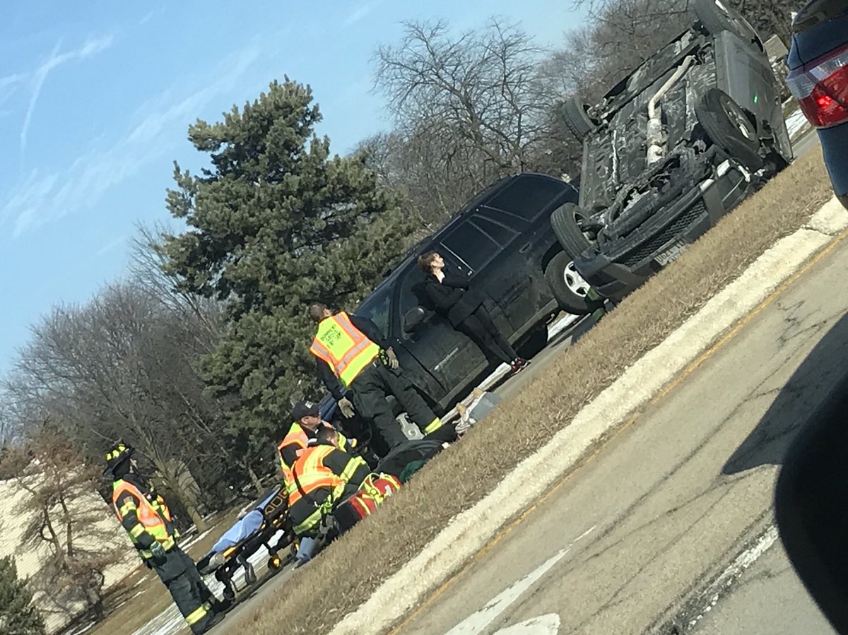 dyanmaranca's tweet image. First time seeing an accident aftermath up close. Wonder how that happened in a 40-speed limit road. #darienaccident #emergencycrew #traffic