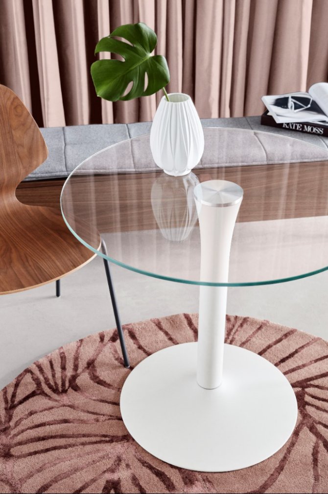 BoConceptVan's tweet image. In a tight spot? Create calmness while optimizing your space with the round New York table. With an elegant table top and a minimalistic base, the table adds a spacious felling to your room while allowing for a small dinner party.

#boconcept #minimalism #modern #danish #design
