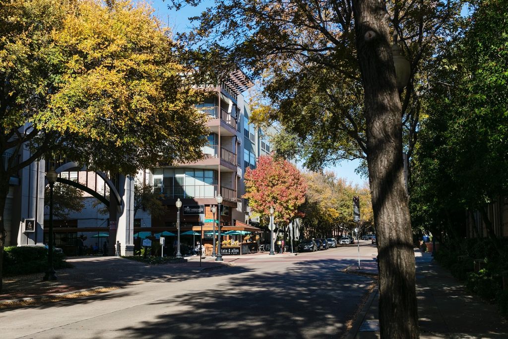 UptownDallasInc's tweet photo. Finally some sunshine!!! ☀️ This warmer weather is perfect for exploring Uptown! What’s your favorite Uptown spot?
#lovemyuptown #uptowndallas #statethomas https://t.co/khVjm8ZJm9