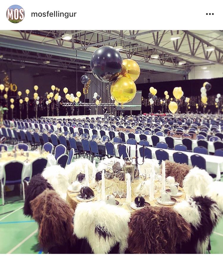 Gólfið í mosó er löngu farið að syngja sitt síðasta, kvöldið í kvöld hjálpar ekki til. 10 ára afmælis-þorrablót #parketímosó #2018 #kosningar