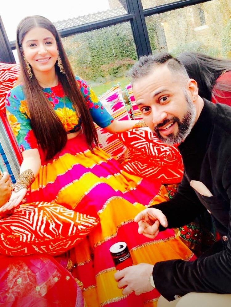  @AnushkaSharma &  @imVkohli with his childhood friend at their reception & mehndi   #VirushkaReception  #VirushkaWedding