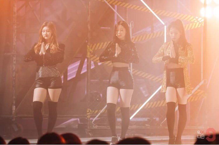 ArabFaveGirls's tweet photo. 180117 | فيسبوك 
تحديث حساب mixnine الرسمي بـصور لسوجين مع متدربات mixnine🌙. https://t.co/T4qFrFtAkn
