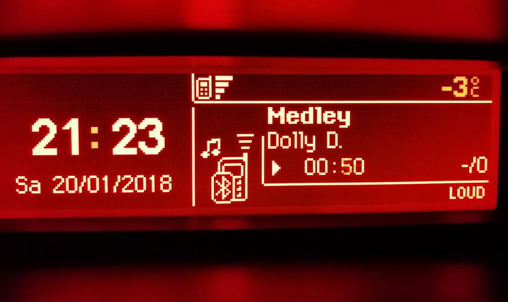halsbruecke's tweet photo. steht auf wenn ihr dresdner seid... immer wieder sgd... wir singen schwarz... wir singen gelb... von liverpool bis nach turin... 🖤💛⚽ mit bester musik geht's jezze zur #nachtschicht 💪🏻 💡 🔧 🔩 🔨 💿 💻 🔋 🔌 #sgd1953 #tablett1953 #dollyd @DynamoDresden #ldhr https://t.co/0BXkX505Y3