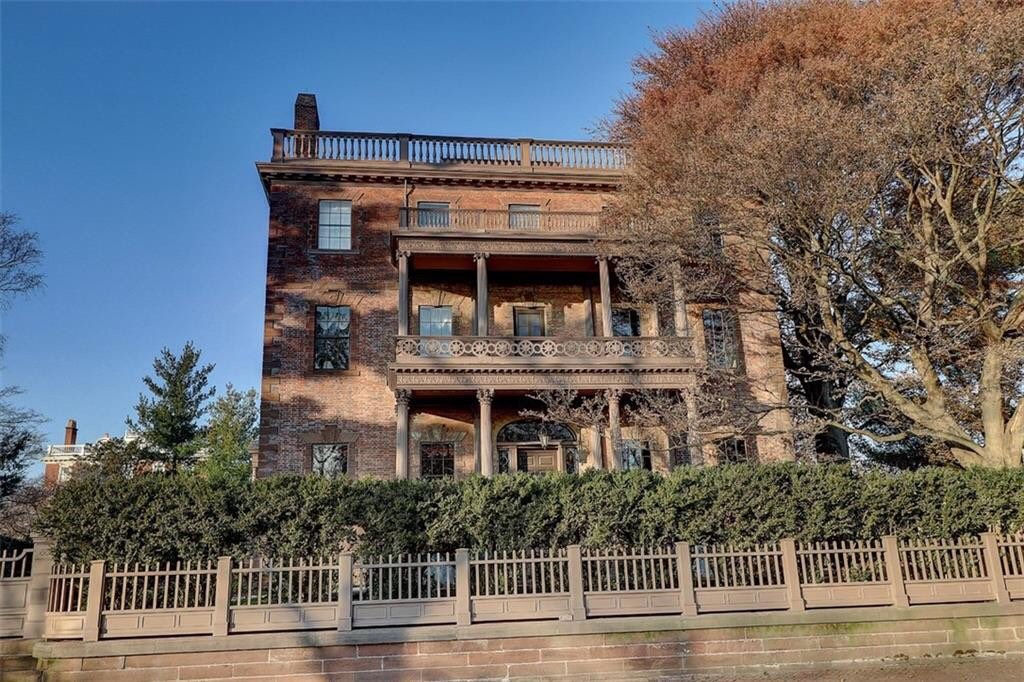 atHomeinProv's tweet image. I am swooning over the #wallpaper &amp;amp; window #pediments in this magnificent #CollegeHill estate. realtor.com/realestateandh…