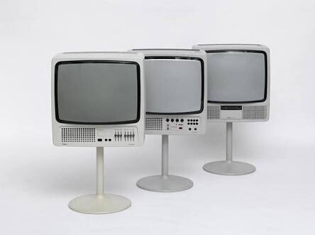 ccemalcobanoglu's tweet photo. Frog Design’ın kurucusu, ünlü tasarımcı Hartmunt Esslinger’in özellikle Apple ve Sony için yaptığı tasarımlar, tasarım tarihinde çok büyük önem taşıyor. Apple’ın bir ara slogan olarak da kullandığı “Keep it simple” tasarımcının felsefesini de çok iyi özetliyor. https://t.co/HZtByT6V8u