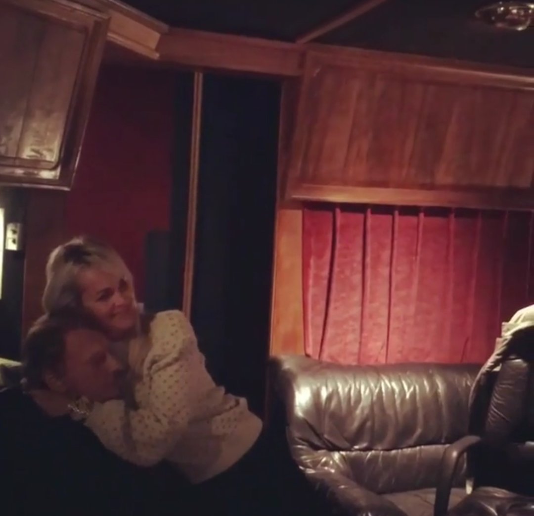 sandrindecembre's tweet photo. Johnny ne souriait pas aussi sereinement avant Toi.
Merci de lui avoir, de m'avoir, de nous avoir montré, porté de l'amour @LHallyday 

Car l'amour nous renforce pour l'éternité. Il ne s'éteind jamais. 
Nous pleurons lorsque nous perdons son toucher.Mais nous le gardons en nous. https://t.co/fllIs7IbMo