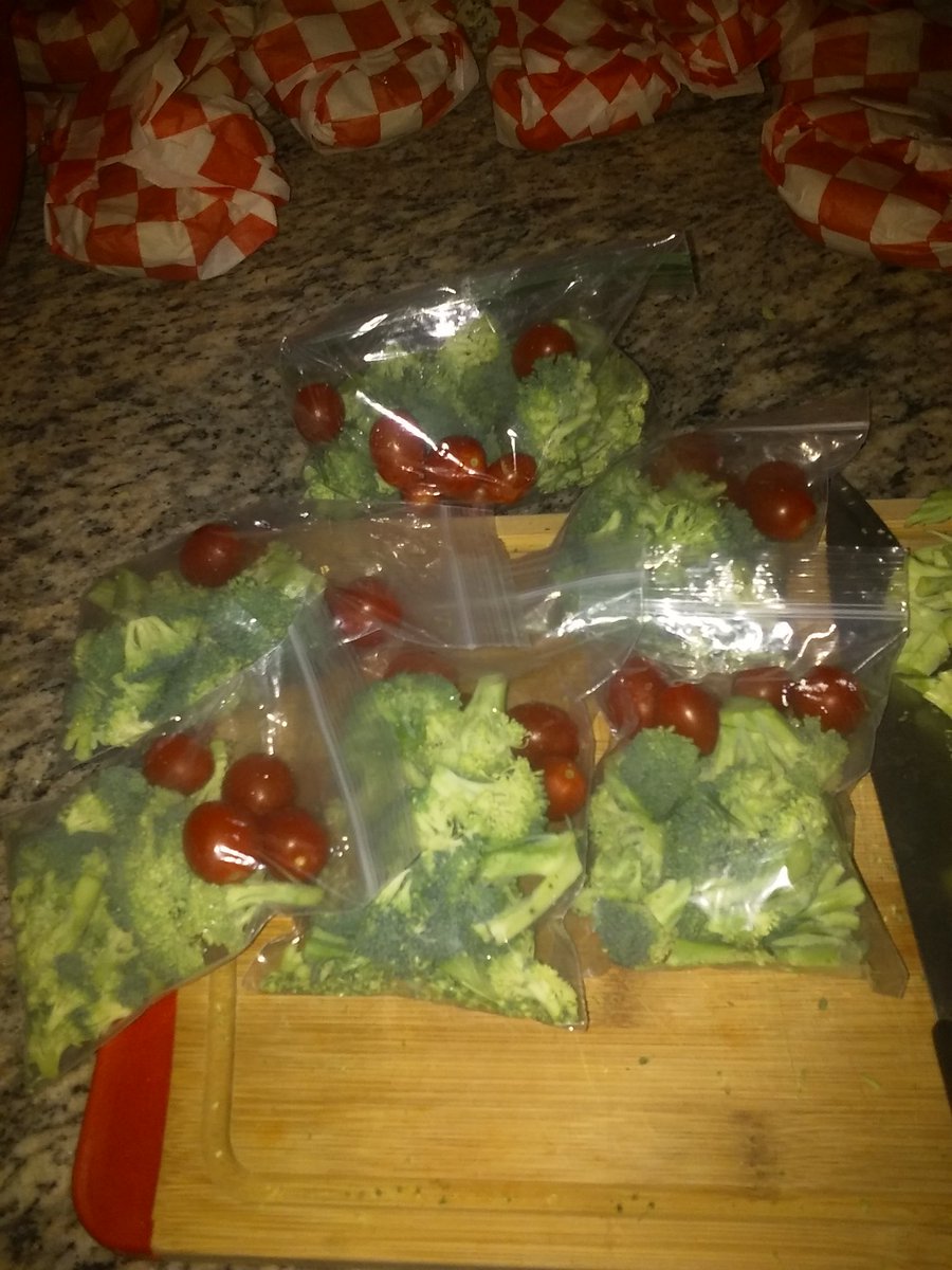 mike0roni's tweet photo. Got them bags on deck at the video shoot #burgers #broccoli #tamatoes @YoRayburger IT'S GOING DOWN https://t.co/x7eBoNyxg4