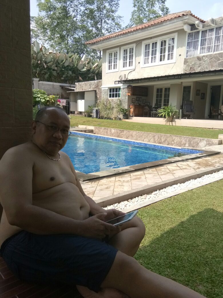 Jawab:
Ah biasa saja! Stand Up Comedy hobby saya dan berenang dirumah adalah saran dokter pada seOrg Opa Opa, kultwit dan menjawab pertanyaan juga kesenangan saya. ha..ha.. santai saja nak...gak usah ngotot apalagi nyolot :)) belajar...belajar!