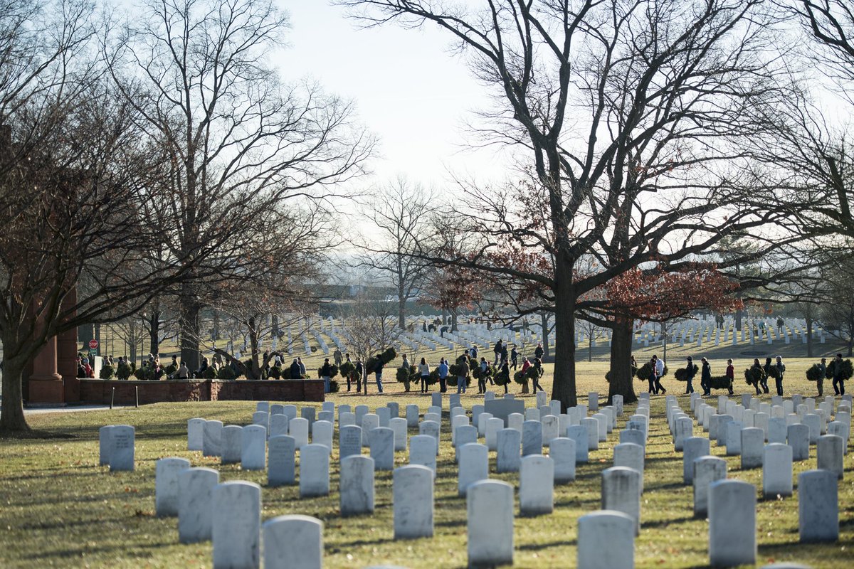 ArlingtonNatl's tweet photo. Thank you to the more than 10k volunteers who helped pick up @WreathsAcross America’s wreaths today at #WreathsOut! More photos at https://t.co/R0hZvBf9E5. @USArmy photos by Elizabeth Fraser, #ArlingtonNationalCemetery https://t.co/Mx6THjx7To