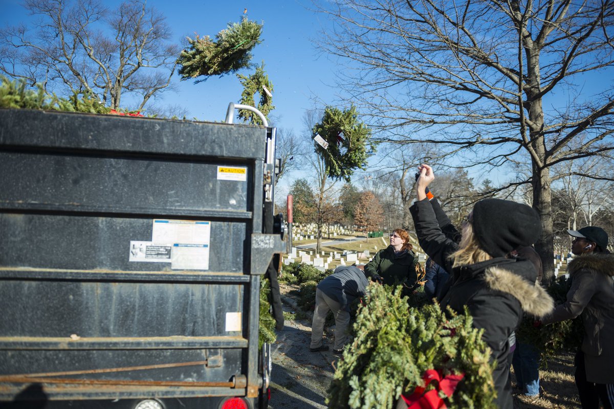 ArlingtonNatl's tweet photo. Thank you to the more than 10k volunteers who helped pick up @WreathsAcross America’s wreaths today at #WreathsOut! More photos at https://t.co/R0hZvBf9E5. @USArmy photos by Elizabeth Fraser, #ArlingtonNationalCemetery https://t.co/Mx6THjx7To
