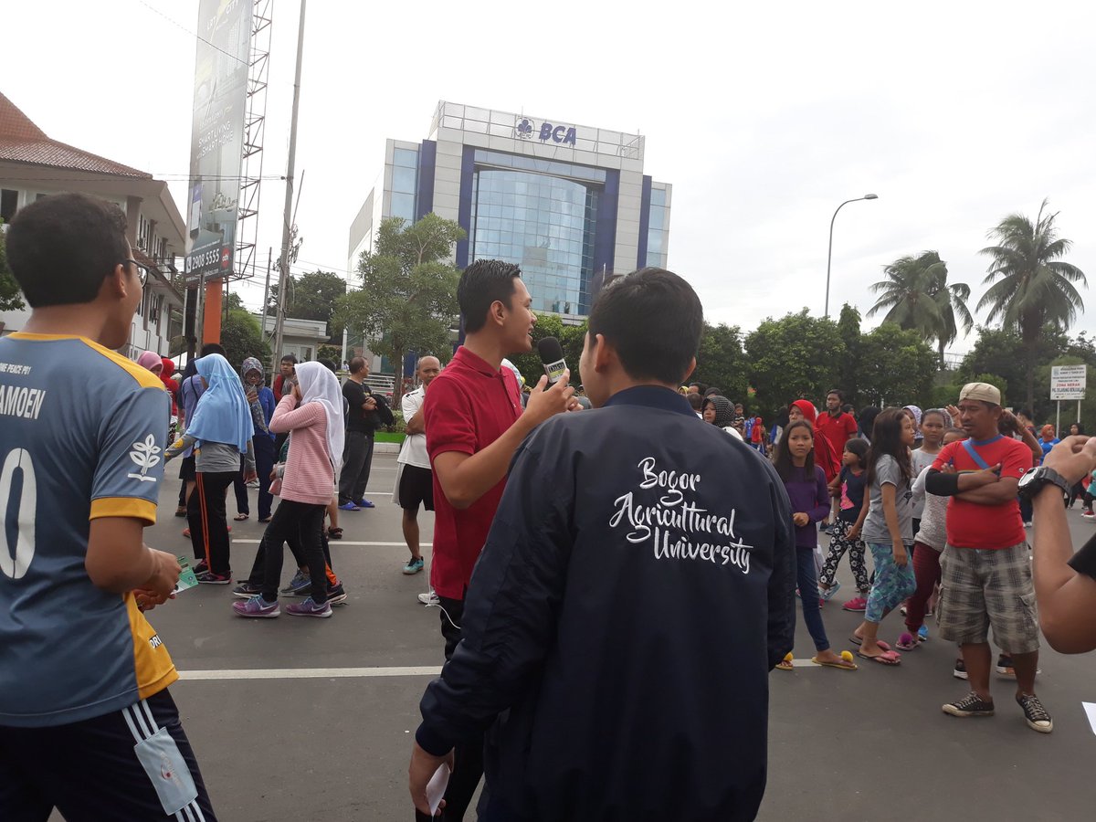 Komunitas <a href="/koasiunpad/">Komunitas Anak Bekasi UNPAD</a> &amp; <a href="/ipb_kemsi/">Keluarga Mahasiswa Bekasi IPB</a> on air di #DaktaonCFD.
Sukses ya acaranyaaaa..... 

Bagi teman-teman yg mau tau caranya masuk IPB &amp; UNPAD, follow Twitter &amp; IG : <a href="/koasiunpad/">Komunitas Anak Bekasi UNPAD</a> <a href="/ipb_kemsi/">Keluarga Mahasiswa Bekasi IPB</a>