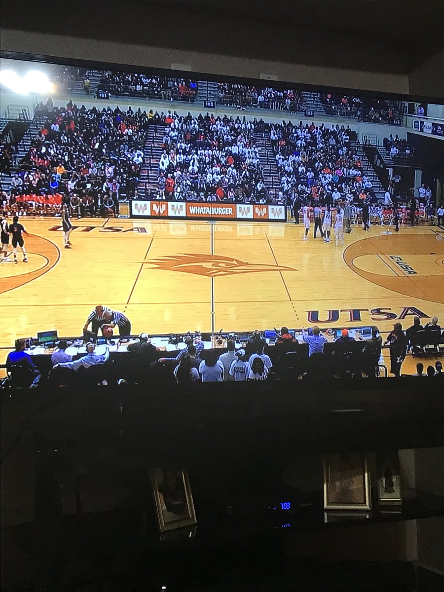 jluisandroid78's tweet photo. UTSAs high school gym is very nice. Go Miners βπ. https://t.co/w0GcyMYTRp