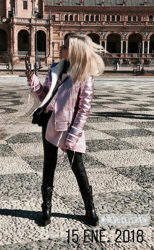 Ella era como la luna
Mostraba cicatrices pero
Nadie conocía su lado oscuro