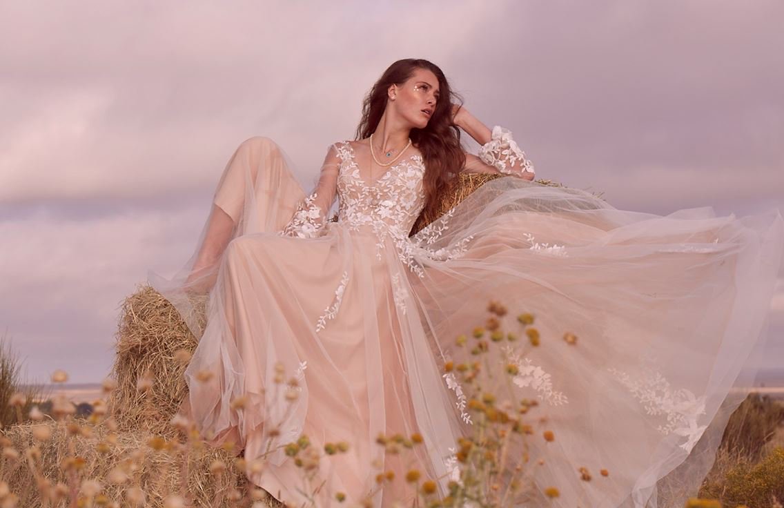 Turn up the romance in #WillowbySaros
watters.com/willowby/produ…