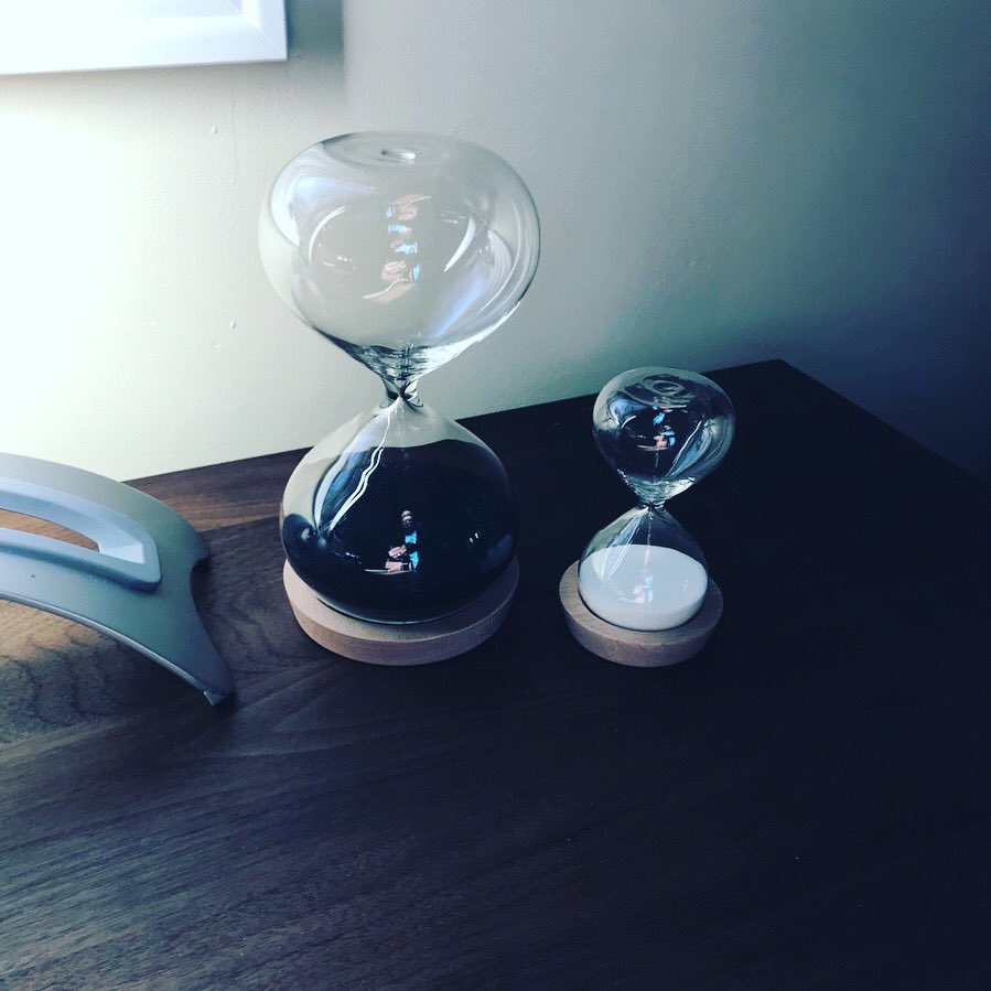 bmarcello13's tweet photo. I like to work in 30 min intervals. These sand timers are 30 min (big) and 5 min (small). I work for 30 min and rest for 5 min 3-4 times followed by a 45 min break. 

While not for everyone, this method really boosts my productivity. https://t.co/QZMlN00wGq