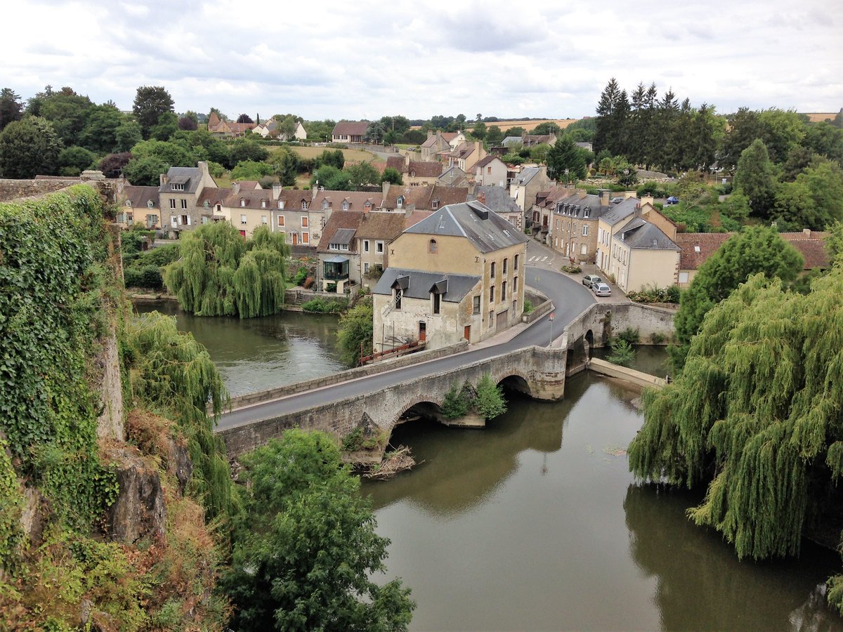 createstreets's tweet photo. Towns and cities can be beautiful, good for our hearts and good for our souls. Let build more beautiful places &amp; trust comunities to get the design right. They will
 #CreateStreets #GentleDensity #DirectPlanning https://t.co/xhQdI4UMef