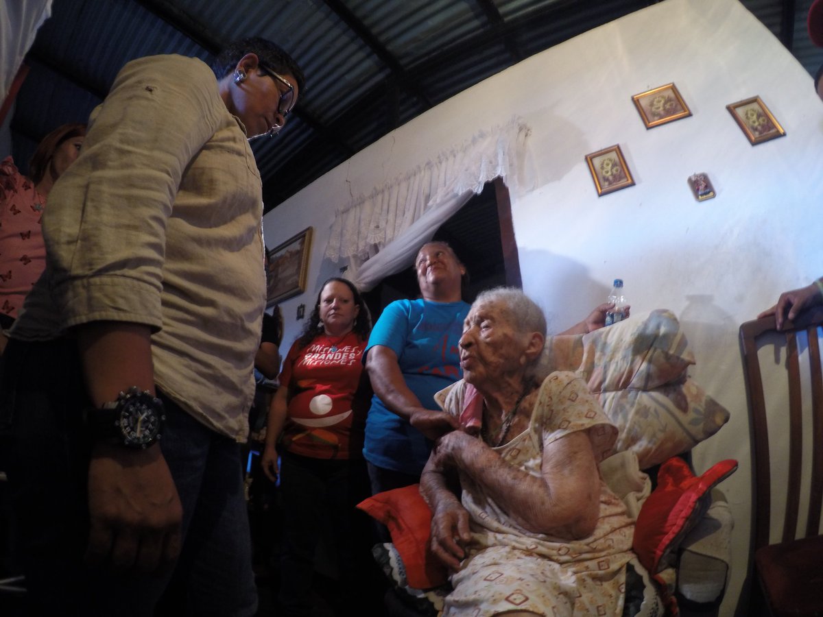 ErikaPSUV's tweet photo. #AmorYProtecciónAlFuturo Hoy nos desplegamos al casco central del Plan de Manzano, parroquia Sucre para incorporar a nuestros caraqueños en las políticas de protección por medio del sistema de misiones y el @CarnetDLaPatria que por cierto cumple un año de su creación https://t.co/zFAQx3IMUd