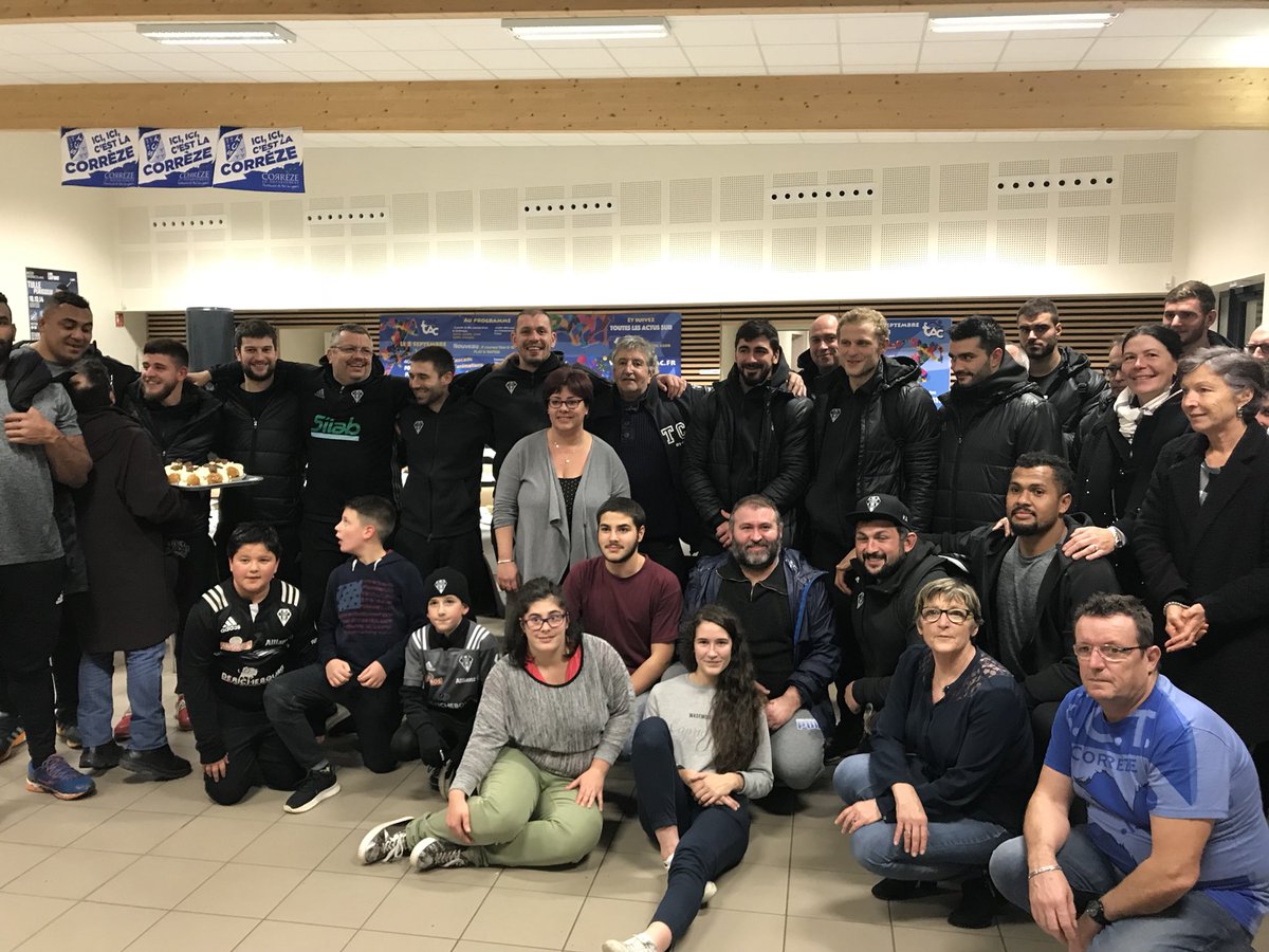 Une photo de famille entre le <a href="/CABCLRUGBY/">CA Brive Rugby</a> et le <a href="/SportingClubTul/">Sporting Club Tulle</a> C’est aussi ça le rugby. Un beau dénouement d’une folle journée de Brive à Tulle