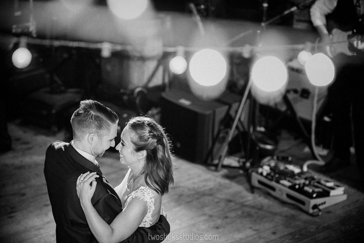 2sticks's tweet photo. Hey everybody. Here's a quick blog post from a wedding we did over the summer with Leslie and Zack. We love the collection of images. Enjoy!
https://t.co/BsVAw1MNSz https://t.co/in4y5uxGxR