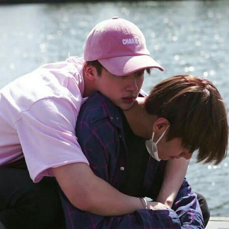 luhanallgdr's tweet photo. // Two years ago the sun started to shine because of you.

+2 years of us https://t.co/ucnVOwZtxZ