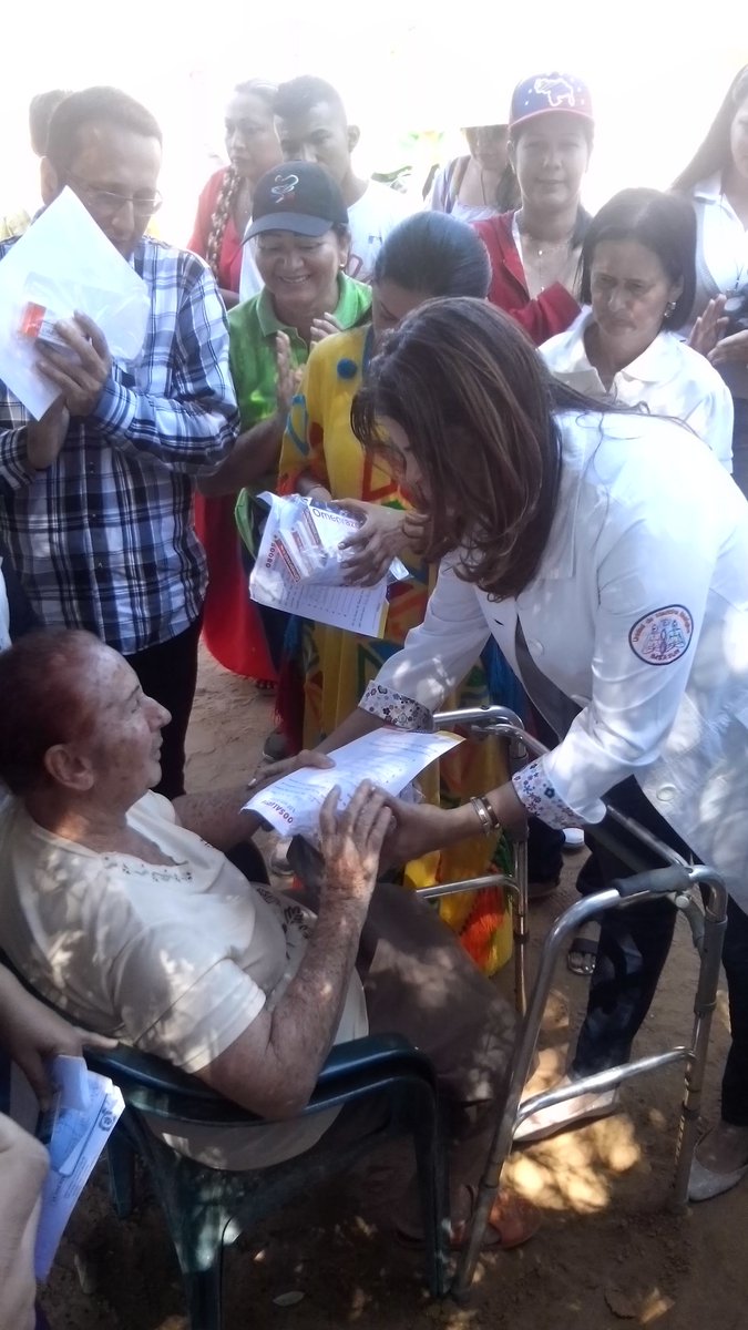 benitocapri's tweet photo. Entrega de medicamentos vía 0800-SALUDYA en el Mpio La Cañada sector los pozos gracias a @NicolasMaduro @TareckPSUV #AmorYProtecciónAlFuturo https://t.co/tZBFkOGNQF