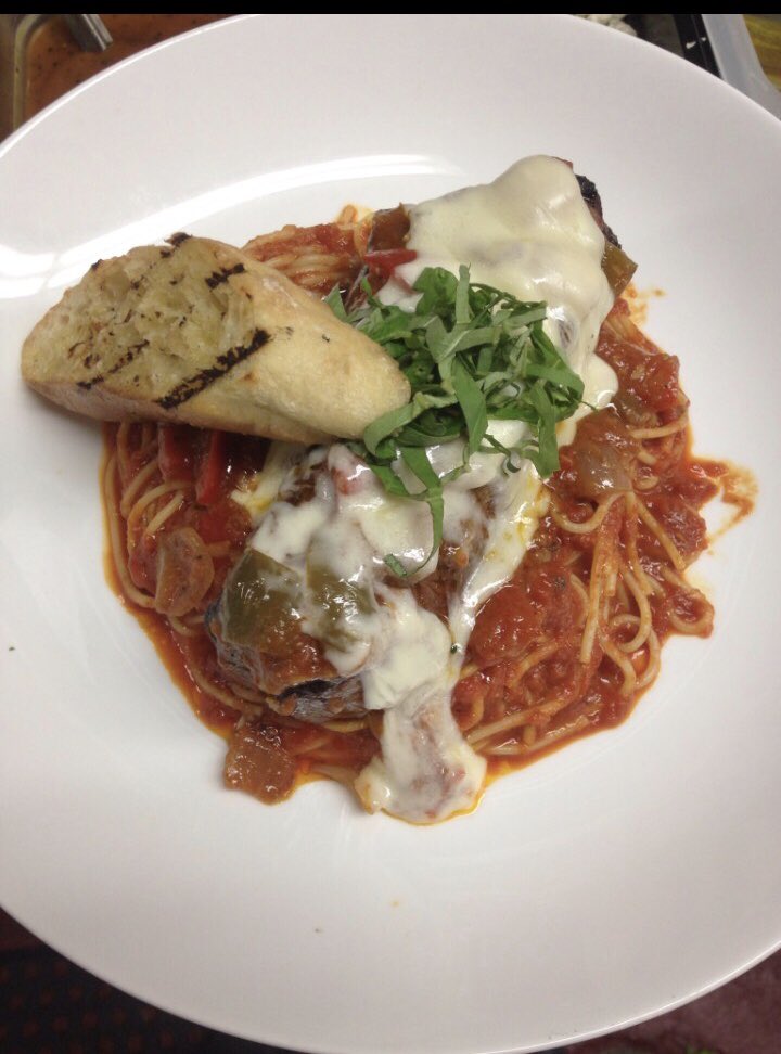 LongfellowsNY's tweet photo. Come try one of our specials tonight! Mesquite seared scallops and steak pizzaiola! #nightlydinnerspecials #saratoga #delicious https://t.co/ngVQgDmren