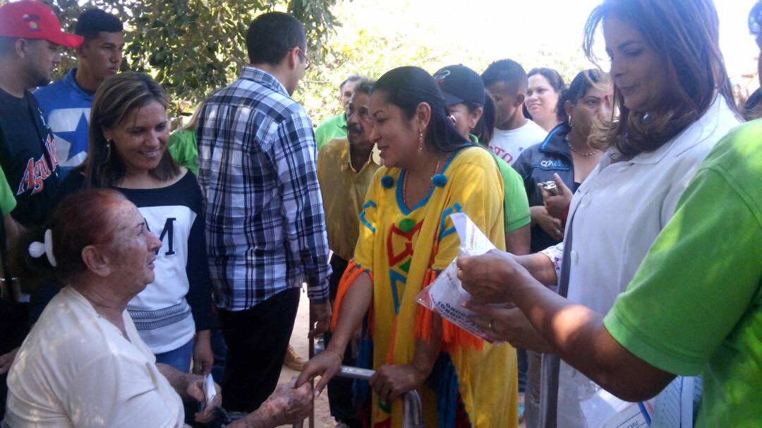 LuisLopezPSUV's tweet photo. ZULIA | Despliegue del 0800SALUDYA en el sector Los Pozos para entrega de medicamentos @NicolasMaduro @TareckPSUV #AmorYProtecciónAlFuturo https://t.co/VTX5SuHULB