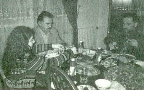 Böyle önemli kareler unutulmamalı, unutturulmamalı... Bebek katili Vatan Haini Abdullah Öcalan ve Fatih Altaylı'nın gençliğinden... .#AfrinOperasyonu #ZeytinDaliHarekati #BeşiktaşınMaçıVar #VatanSavaşındaZaferTaarruzu