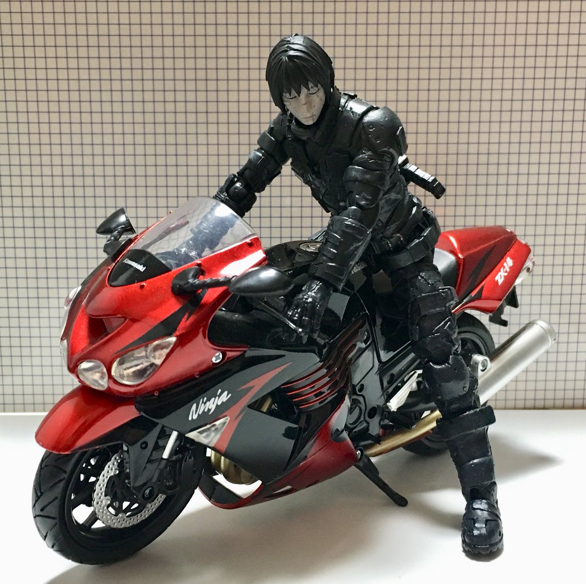 Damien No Twitter 1 12スケールなので 同サイズのバイクに乗せても似合います あと 景品フィギュアのシボさんとも並べてみました なおスケールが違って霧亥がかなり小さいので霧亥の足元に台を置いています サナカンとかも出たらいいのに