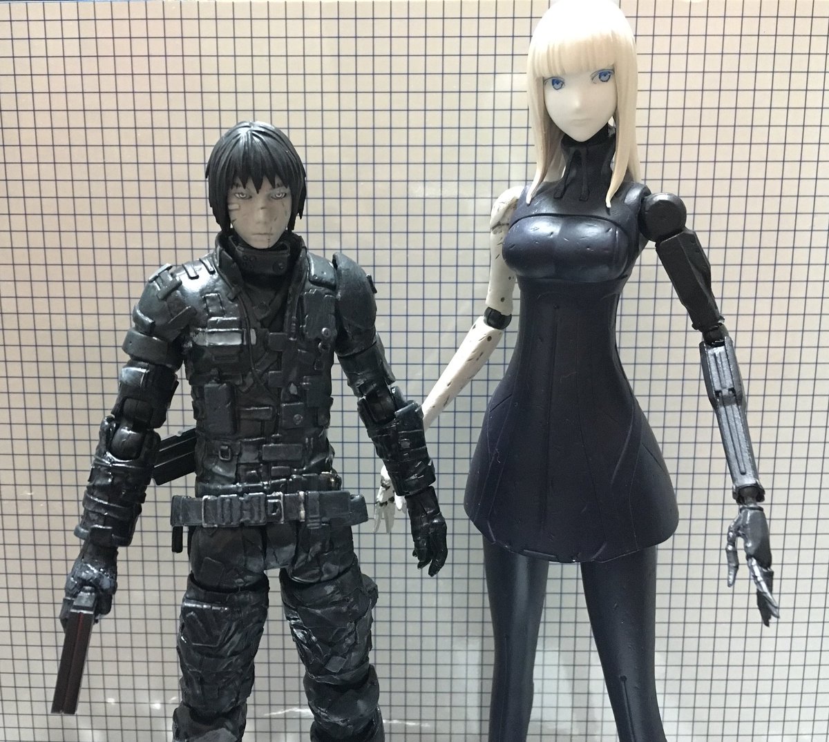 Damien No Twitter 1 12スケールなので 同サイズのバイクに乗せても似合います あと 景品フィギュア のシボさんとも並べてみました なおスケールが違って霧亥がかなり小さいので霧亥の足元に台を置いています サナカンとかも出たらいいのに