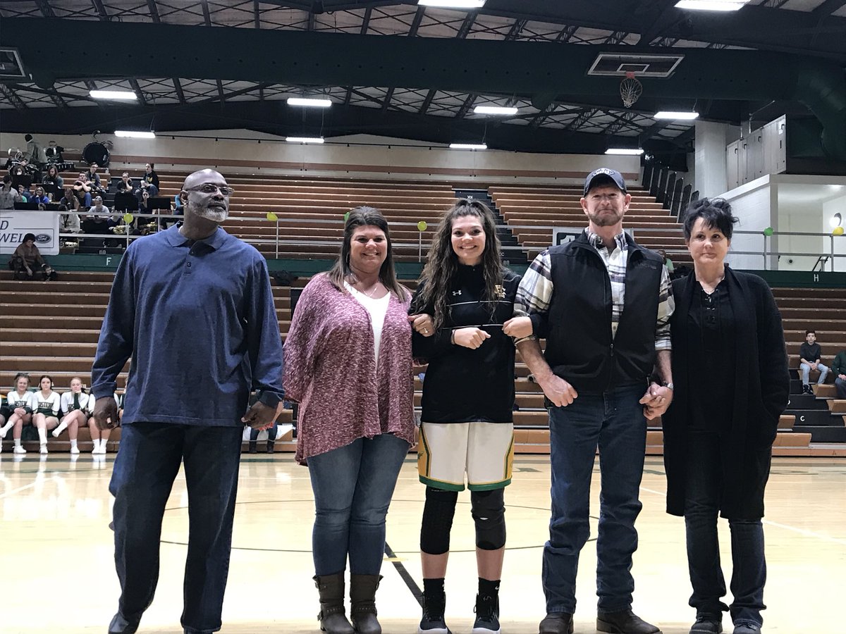 lisac0406's tweet photo. @LadyComet_Hoops Lady Comets senior night https://t.co/QbpRwDOXKT