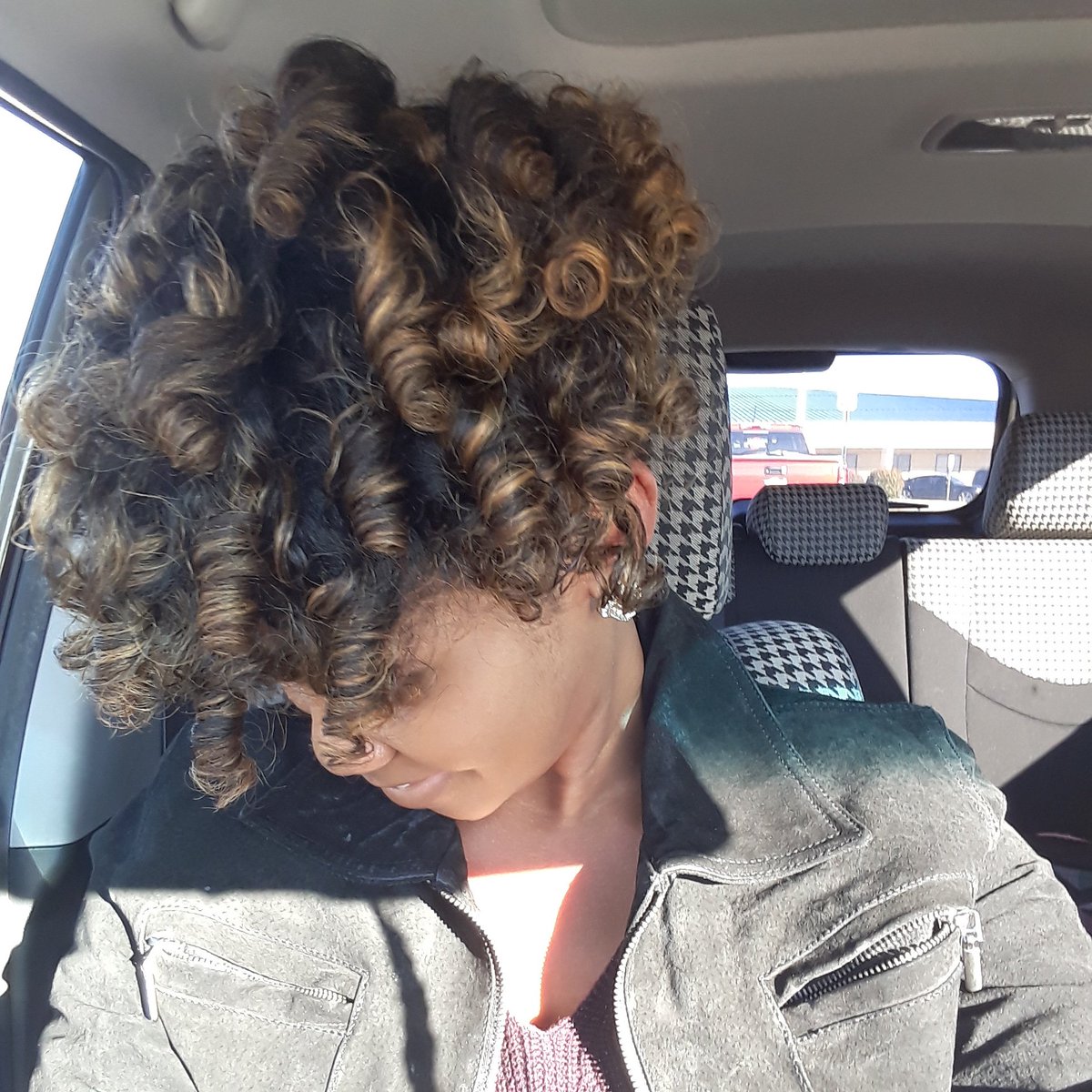 Dsosweet17's tweet photo. Natural hair updo! Check out how I did it! https://t.co/OLcTkvkYfa
#naturalhair #naturalhairproblems #natural #curls #MelaninMagic #MelaninPopping #kinkyhair #updo #naturalhairstyles https://t.co/KnG75p9x2t