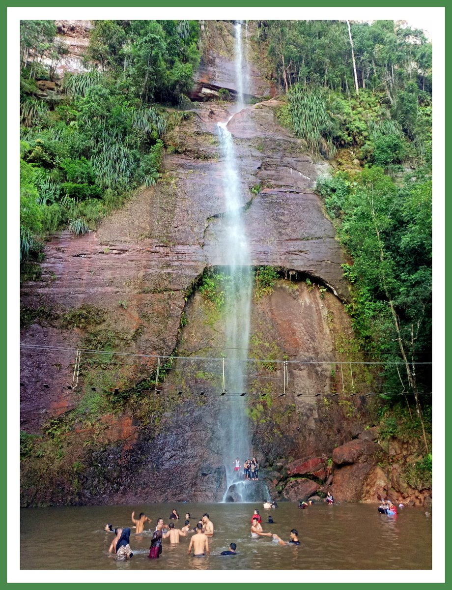 TravelCorner09's tweet photo. #LembahHarau Payakumbuh Sumatera Barat menyimpan pesona alam yang luar biasa. Air terjun, bukit barisan, hamparan sawah ladang dan rindang pepohonan  yang menyelimutinya, membuat mata terpukau, hati takjub dan kaki tak hendak meninggalkannya.

#VisitIndonesia
#TravelCorner https://t.co/MZCKTBuRuC