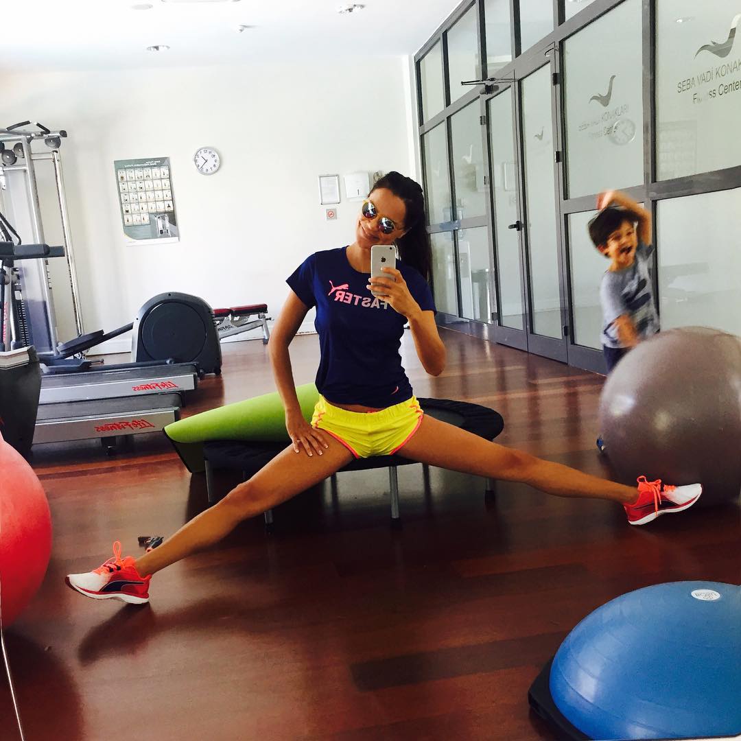 fitnessmodelstv's tweet photo. EBRU SALLI - Total Body Pilates Workout
Video link : https://t.co/UrMd0ASSeA
Click here &amp; hit the SUBSCRIBE Button to our fitness channel

#fitness #crab #pilates #pilatesposition #bodybuilding #fitbody #strong #equilibrio #flexibility #balletclasico #ballet #balletworkout https://t.co/0eFIl6xq0w