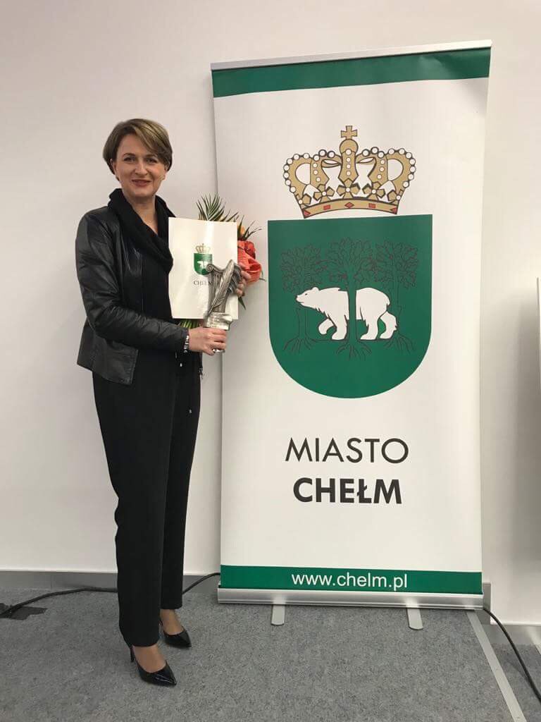 WolinskaMonika's tweet photo. I’m very honored to receive a special award for my artistic achievements from the hands of Ms. Agata Fisz, President of my hometown Chełm! I’m very happy and grateful to be honored by my beloved city!
#award #HomeTown #chelm #iamconductor #womanconductor #grateful #honored #art https://t.co/M0adto8vVC