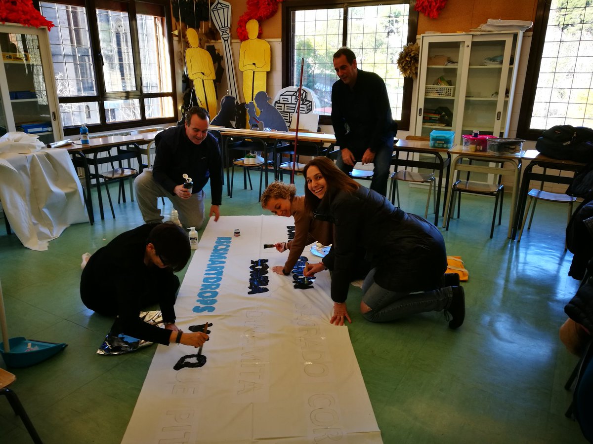 SusannaTuset's tweet photo. I què fan els pares dels
#scsmartdrops
#scstecnowatergie
@SagratCorSarria i @FLLSpain??
Som una gran família 💓 https://t.co/6vlzQKRZ1T
