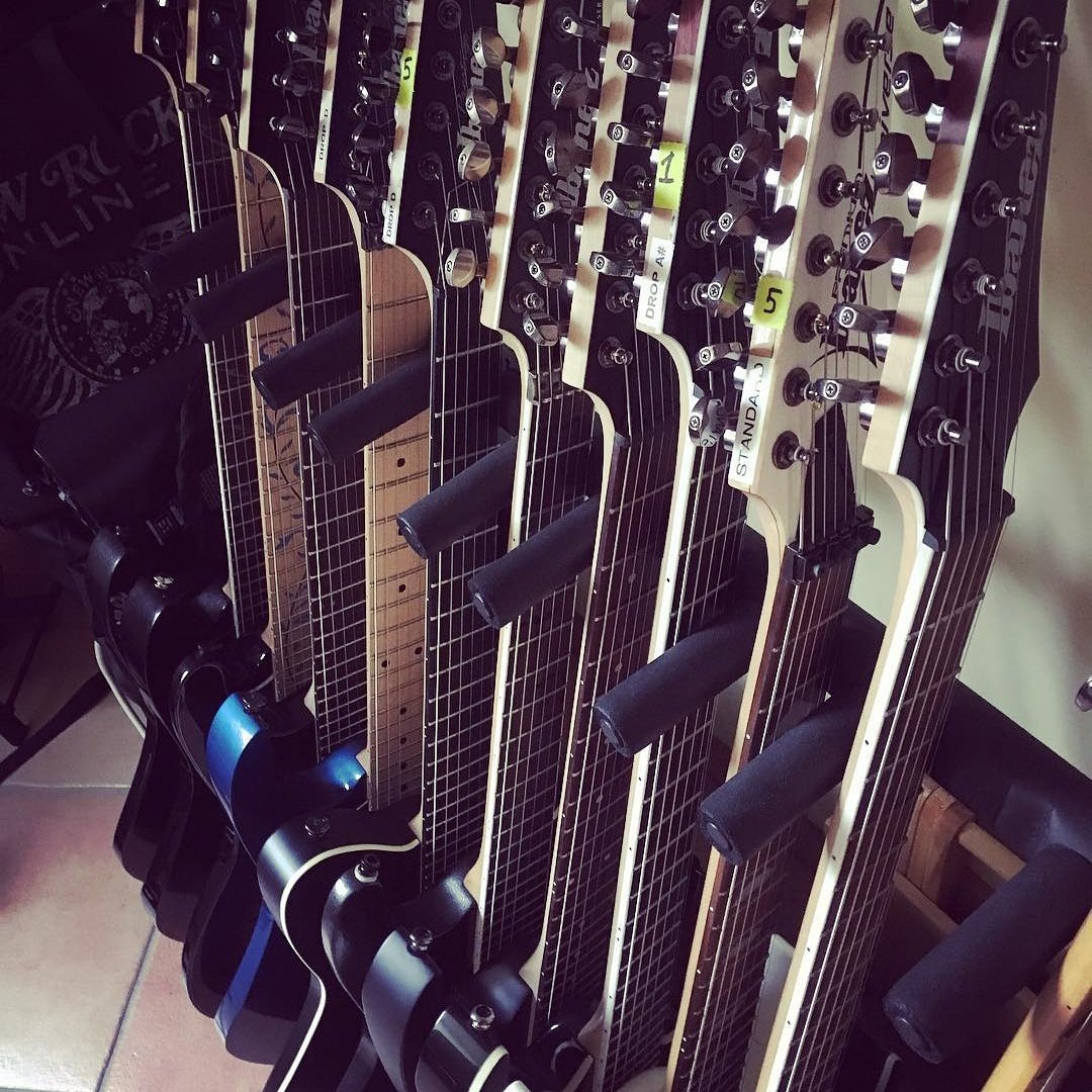 EvDreamOficial's tweet photo. E @JenMajura ostentando na coleção de guitarras e se preparando para a nova sessão de fotos amanhã!!🎸🎸💕💕 #Evanescence #Synthesis #JenMajura #InZENity https://t.co/iXaoBsuK0R