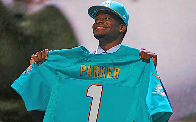 2dayOnX's tweet image. Today we honor one of the greatest WR’s to ever lace ‘em up in the Ville.

From Ballard to Louisville, then on to the Miami Dolphins in the NFL. He takes talent and success with him wherever he goes. 👀🔥🏈

Happy birthday @DeVanteParker11 !!

#CardNation has your back! #L1C4
