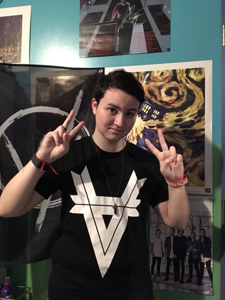 karmakailer's tweet photo. got my @AnthemMade shirts today!! so comfy thank you @Kellinquinn, i love them #anthemmade https://t.co/RHVRqwGemP