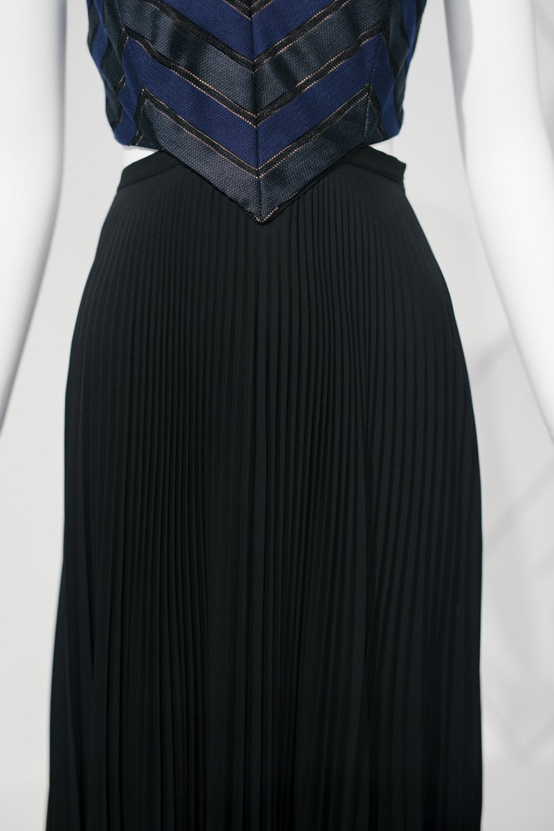 WorldChessHOF's tweet photo. This #WaiMing dress was inspired by the strength of the queen chess piece and the ability of the queen to roam freely in battle. Visit us to see the full #PINNEDchess collection. https://t.co/FudhSmH2Fu #WorldChessHOF #chessfashion #chess https://t.co/bZmNzaIFhA