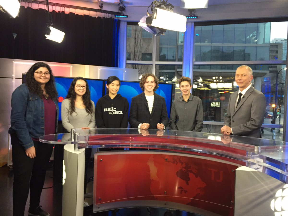 ici_cb's tweet photo. Ce soir les premiers pas des finalistes de #jeuninfo2018 en tournage au @vancouvermun #VMUN2018 #icicb https://t.co/yjloi54Q4i