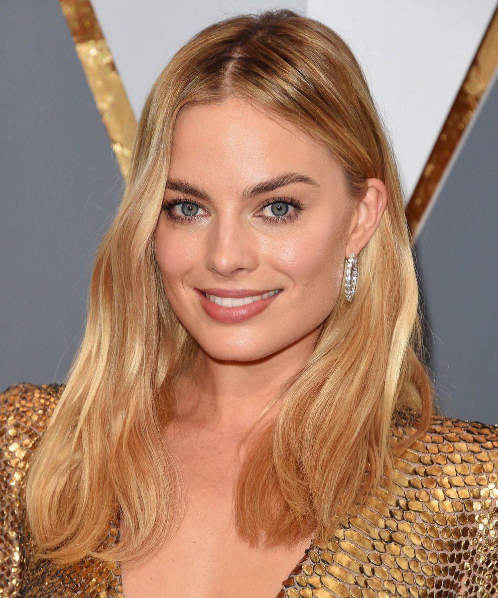 margotrobbve's tweet photo. I’m still recovering from this oscar look https://t.co/urkcxc1FdL