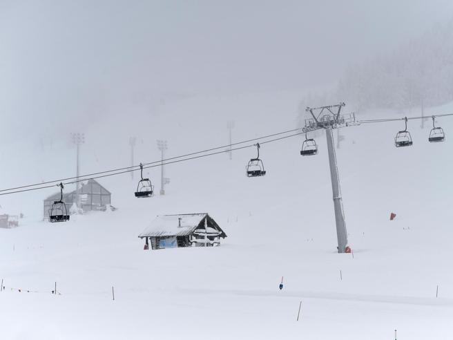zazoomblog's tweet image. Sciatore sbatte contro la barriera della pista e muore  a Sestriere. Aveva il casco #Sciatore #sbatte #contro ... dlvr.it/QC4Wkl