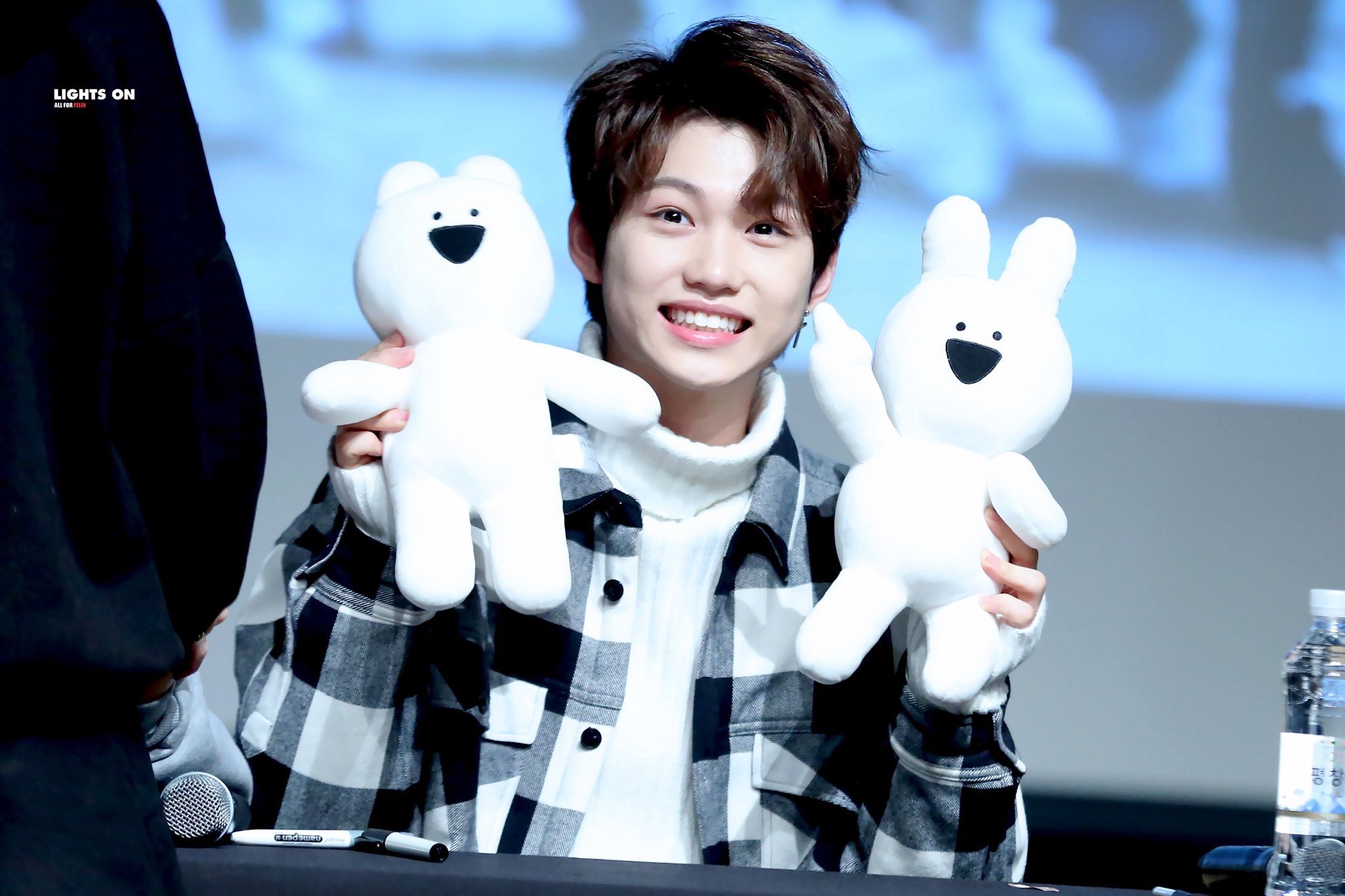 Феликс улыбается Stray Kids