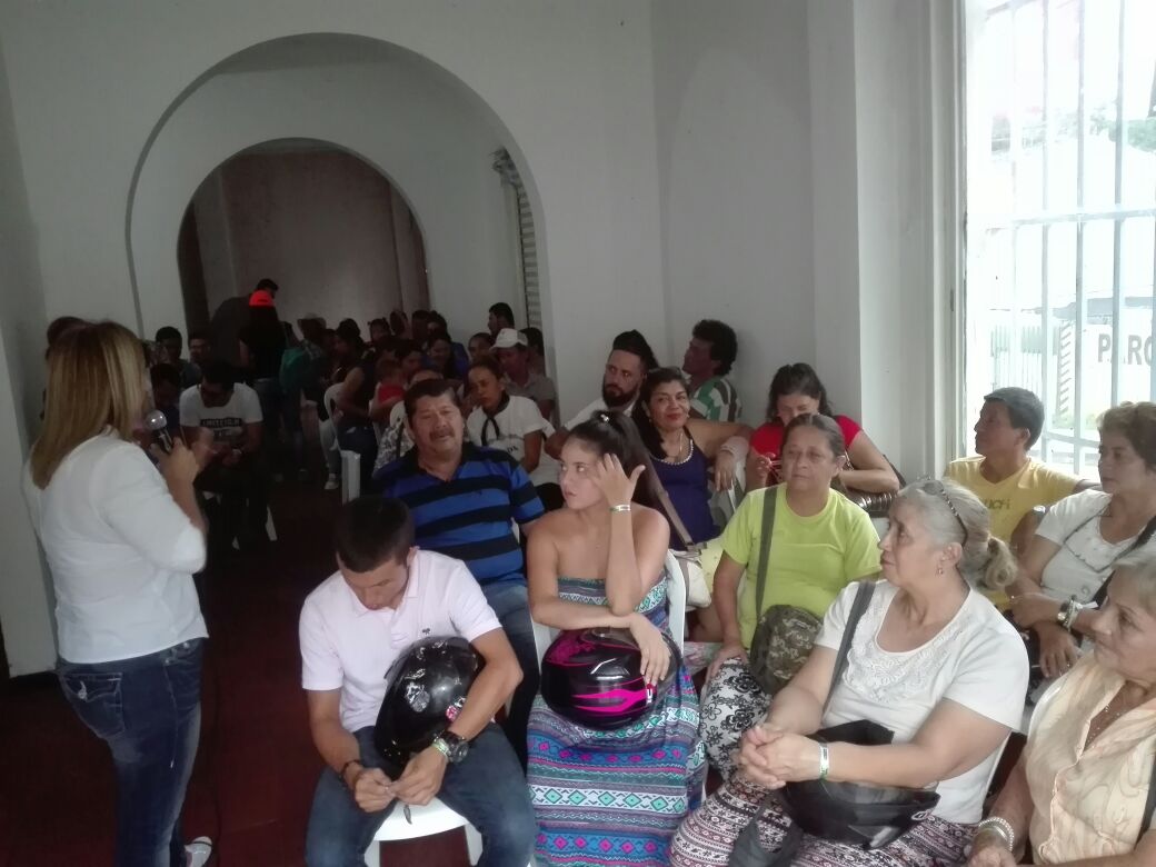 EsperanzaVargaQ's tweet photo. Que grato es llegar a las comunidades, escucharlas y compartir, pero que satisfacción que lo reciban bien.
#LaVozDelPeblo 
#CoalicionColombia 
#PartidoVerde 
#PoloDemocratico
#CamaraMeta 103 https://t.co/5eZkn9X0Me