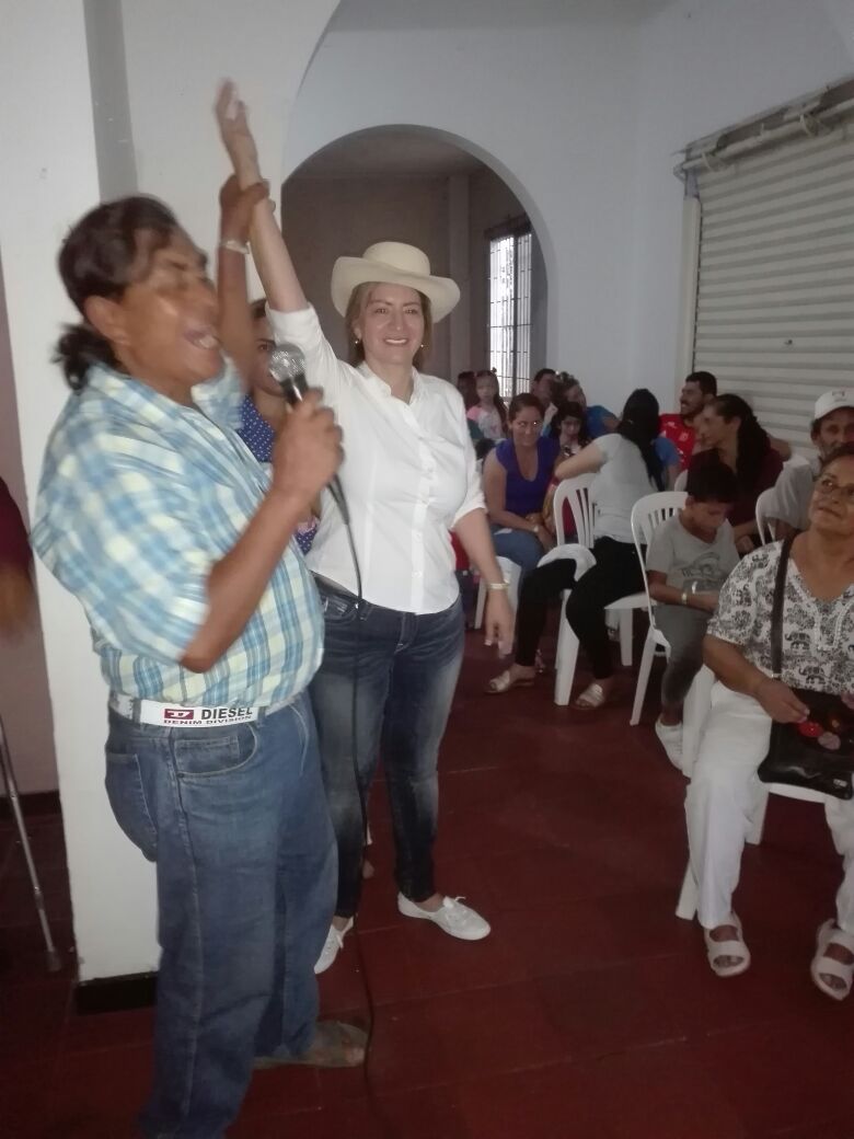 EsperanzaVargaQ's tweet photo. Que grato es llegar a las comunidades, escucharlas y compartir, pero que satisfacción que lo reciban bien.
#LaVozDelPeblo 
#CoalicionColombia 
#PartidoVerde 
#PoloDemocratico
#CamaraMeta 103 https://t.co/5eZkn9X0Me